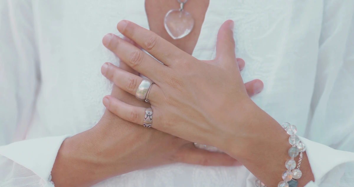 Vrouw heeft handen op haar hart